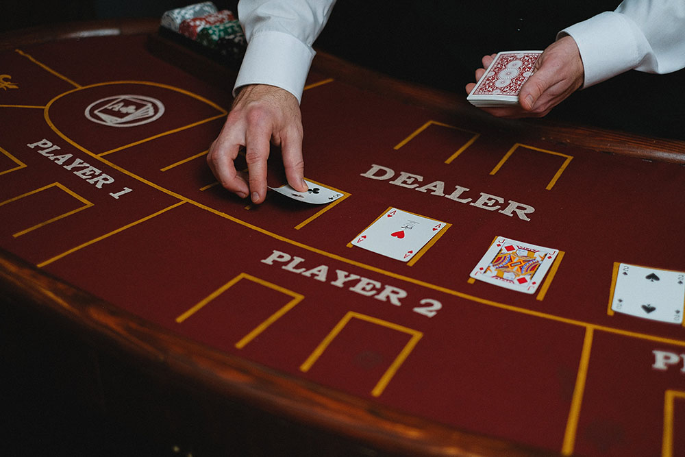 Krupier hraje blackjack