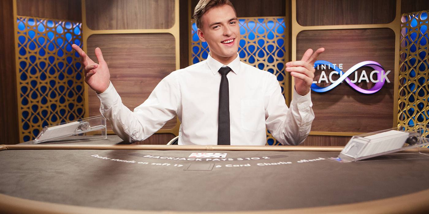 Živý stůl Infinite Blackjack od Evolution, kde se dá vsadit vedlejší sázka 21+3