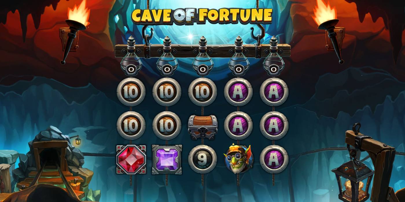 Automat Cave of Fortune od BF Games: 5 válců v jeskyni s pochodněmi, nad válci lahve s nitroglycerinem, na válcích diamanty, písmena, truhla a skřítek