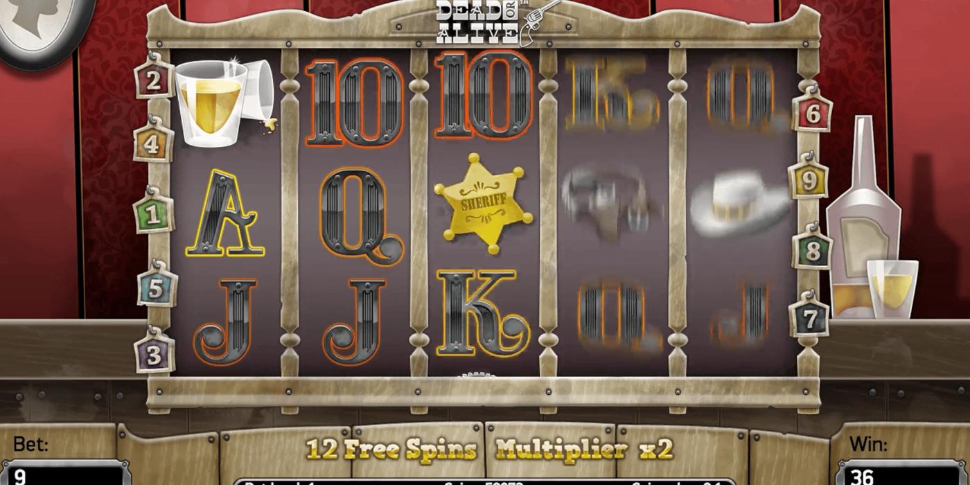 Automat Dead or Alive od NetEnt: free spiny s násobkem x2 na dřevěných válcích se sklenkou whisky, šerifskou hvězdou a kartami