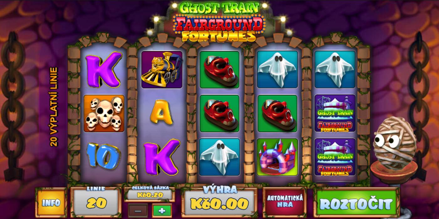 Automat Fairground Fortunes Ghost Train od Playtechu: válce s duchy, červenými maskami, lebkami a vlakem duchů, vedle mumie na pouťovém pozadí