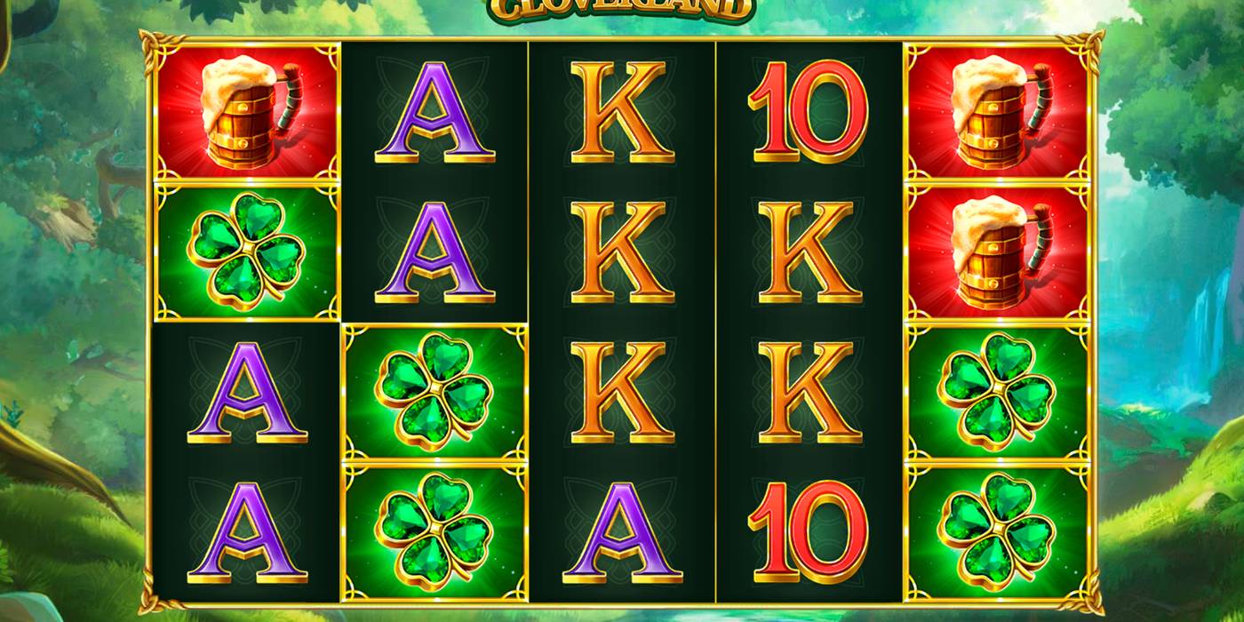 Automat Lucky Cloverland od Endorphiny: 5 válců a 4 řádky s pivem, čtyřlístky a písmeny A, K a 10 na pozadí irského lesa