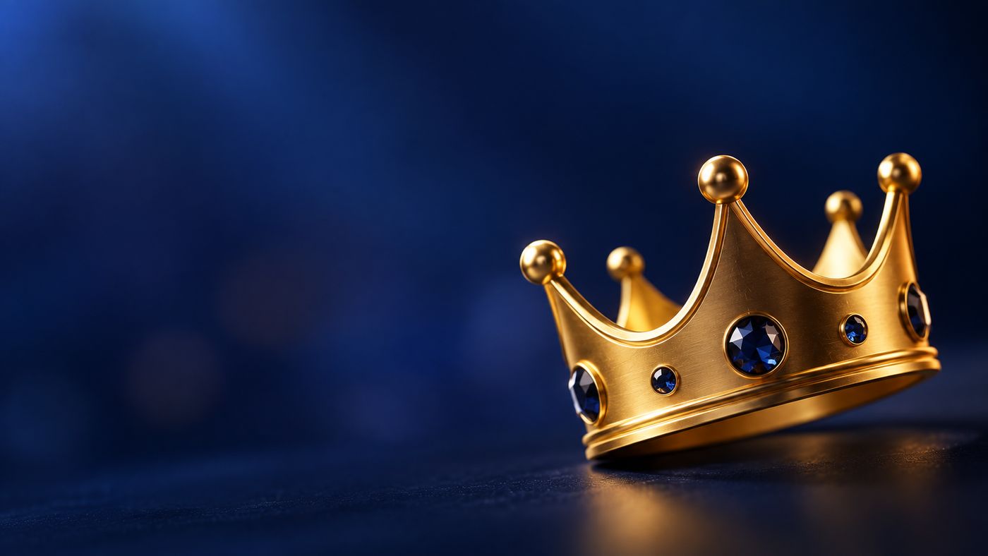 Zlatá koruna se safíry na tmavě modrém pozadí
